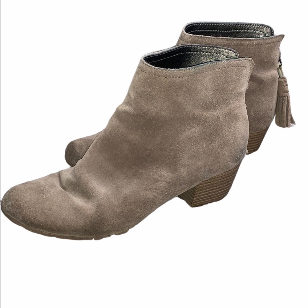Reaction Kenneth Cole Swede tassel zip booties